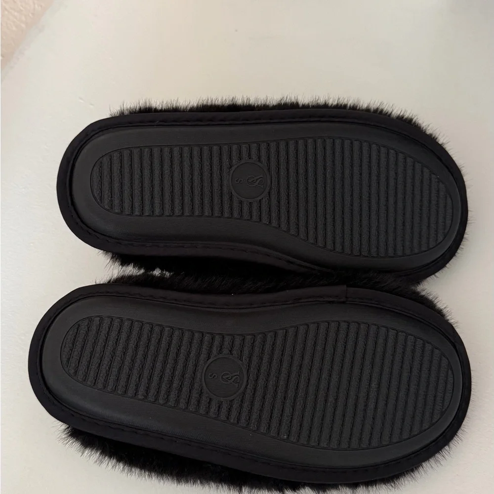 NWT VICTORIA'S SECRET Luxe Plush Closed-Toe Slippers - Picture 3 of 7